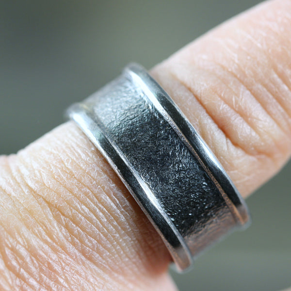 8mm Textured Band with edges